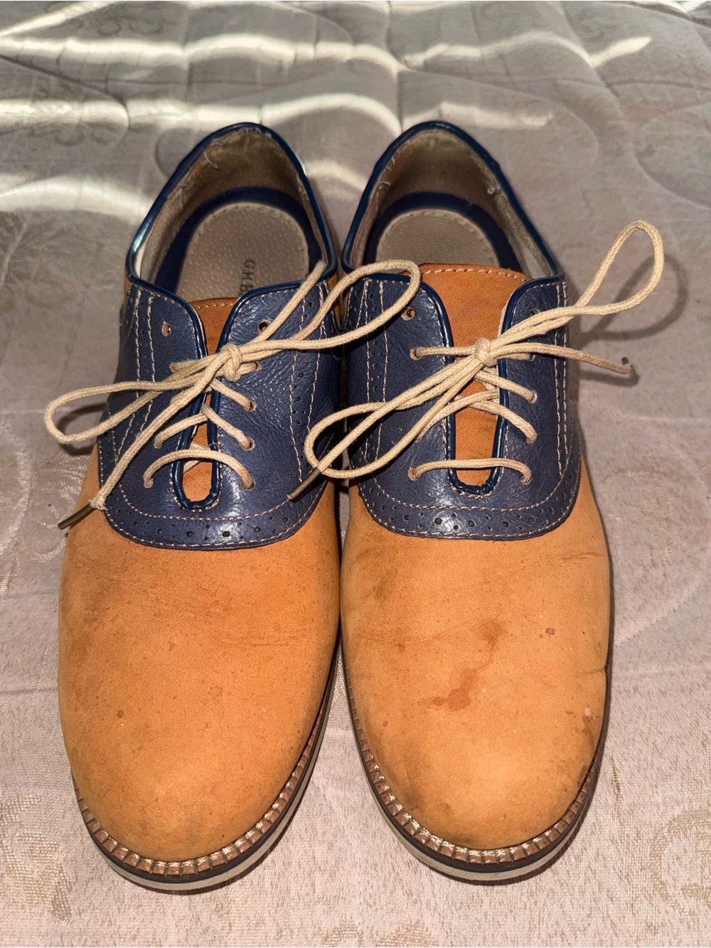 Classic Two-Tone Men’s Saddle Shoes in Tan and Navy